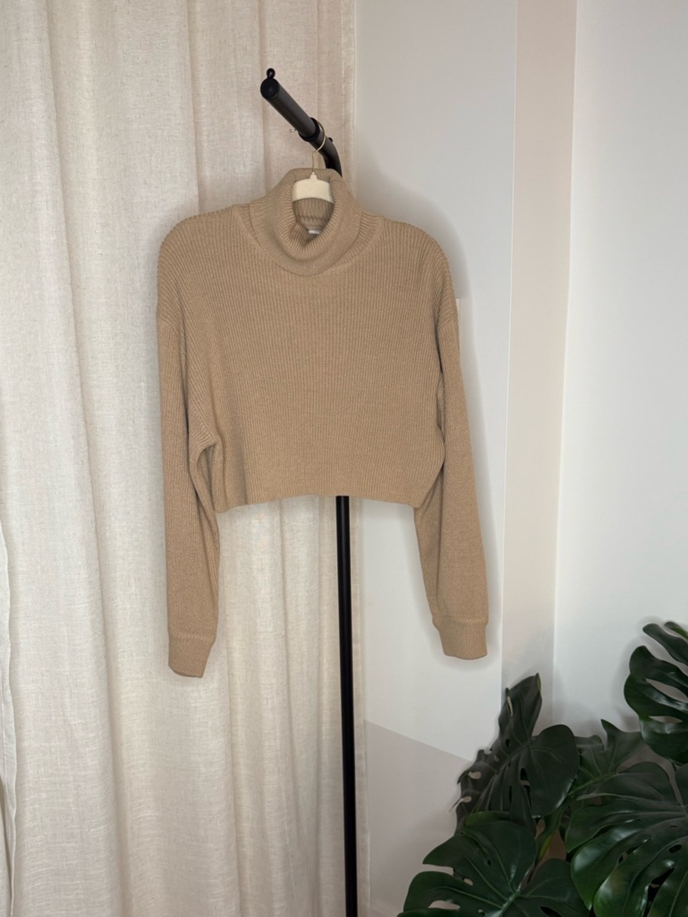H&M Cropped Turtleneck Ribbed Sweater - Picture 2 of 5